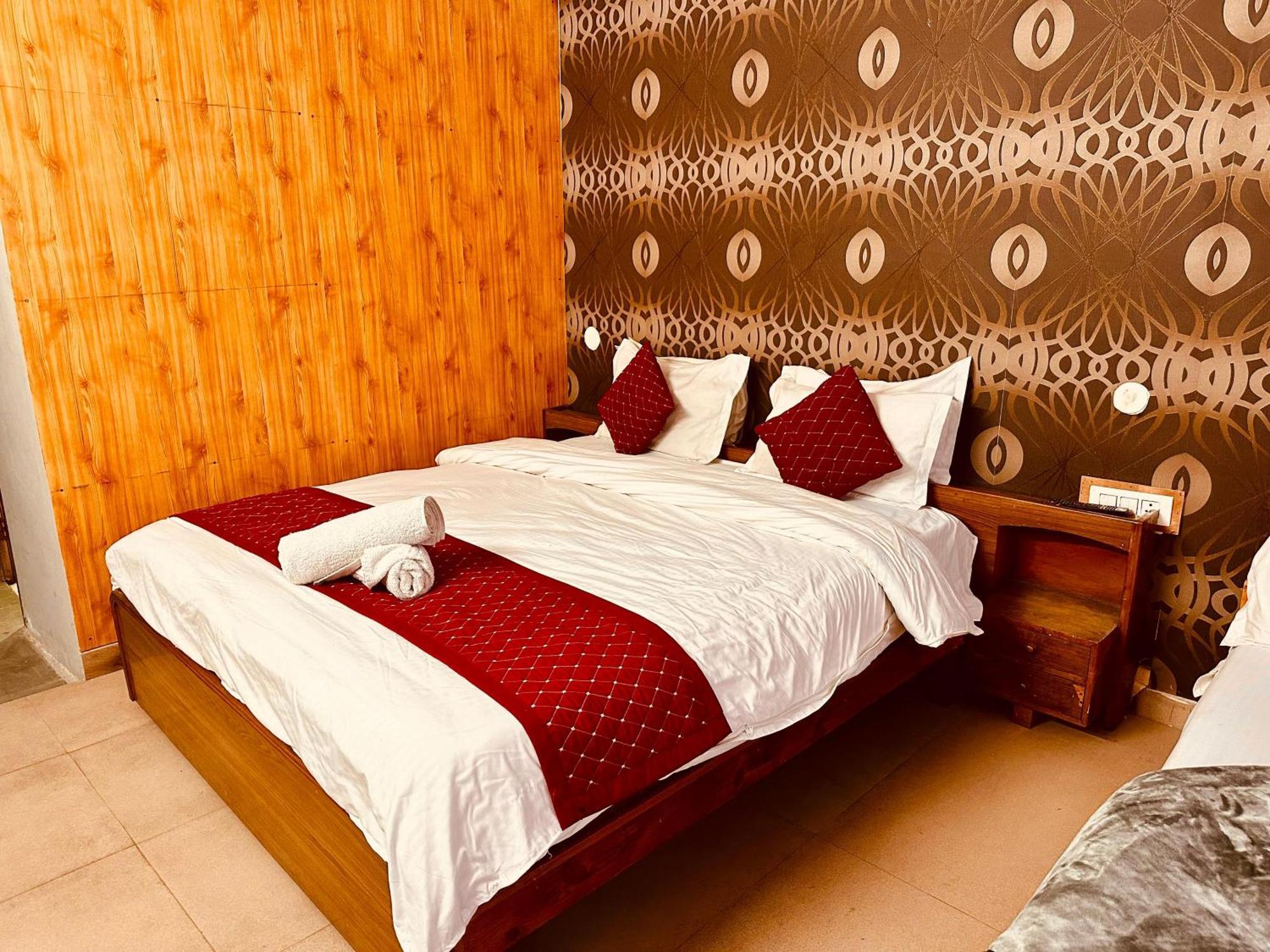 Hotel D Kanchan Manali Kültér fotó
